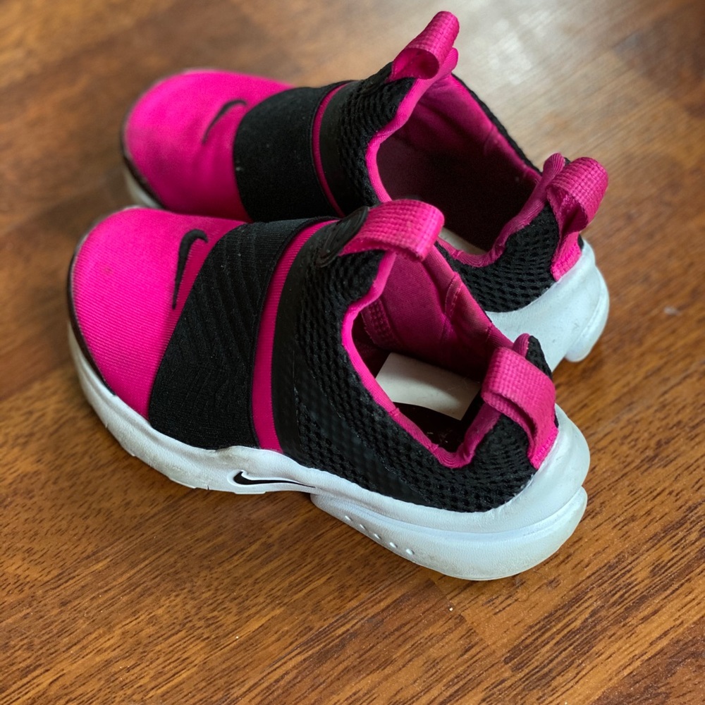 TODDLER NIKE SLIP ON SNEAKERS